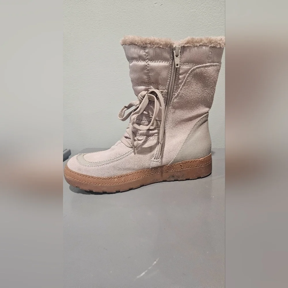 BARETRAPS Women's Bt Lancy Snow Boot. Nude/tan. Size 7